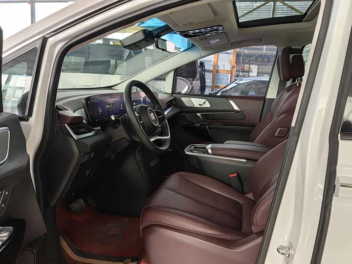 Photo 5 - Buick GL8 Century