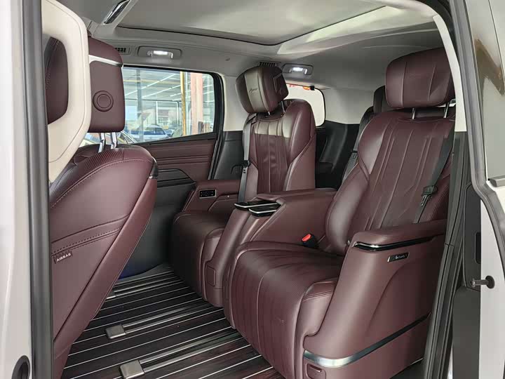 Photo 8 - Buick GL8 Century