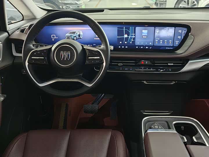 Photo 9 - Buick GL8 Century