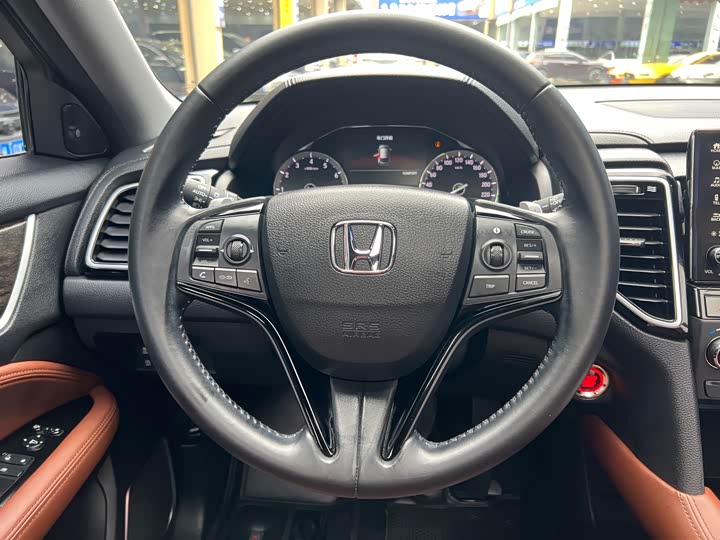 Фото 8 - Honda UR-V