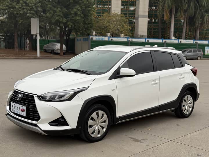 Фото 1 - Toyota Yaris L Hatchback