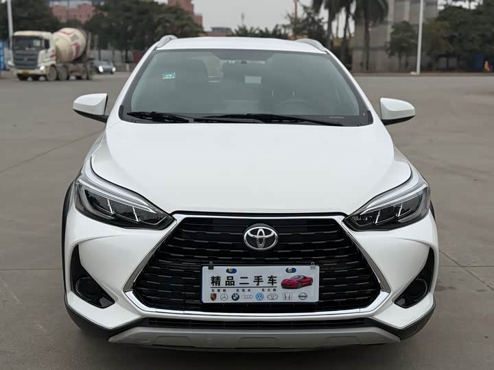 Photo 2 - Toyota Yaris L Hatchback