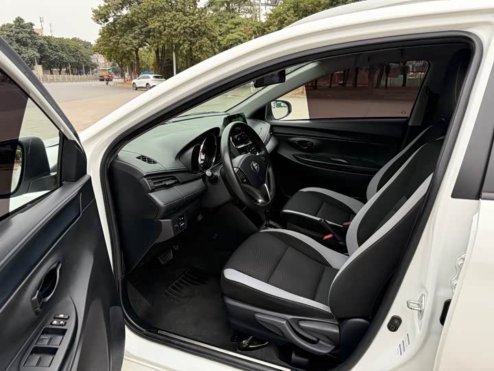 Photo 4 - Toyota Yaris L Hatchback