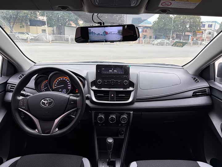 Photo 5 - Toyota Yaris L Hatchback