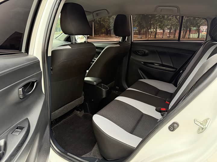 Photo 6 - Toyota Yaris L Hatchback