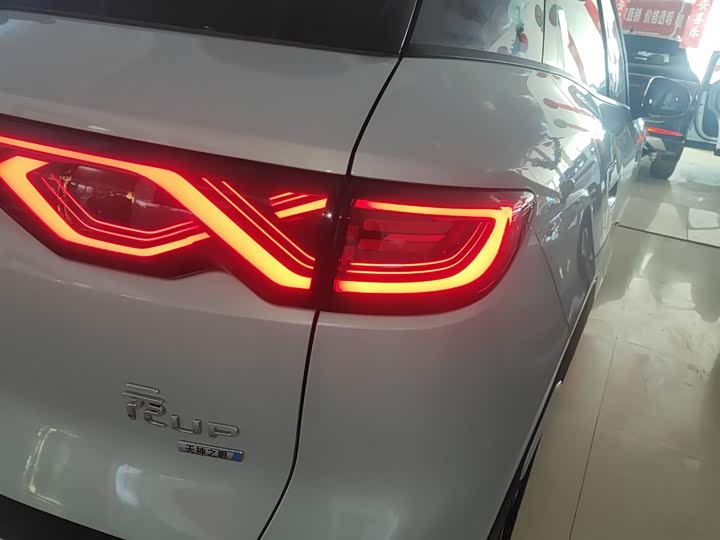 Фото 8 - BYD Yuan Up