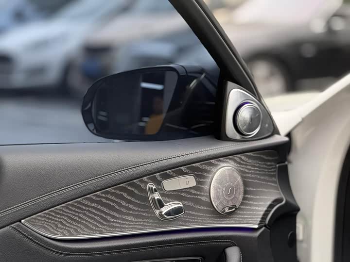 Фото 4 - Mercedes-Benz E-Class