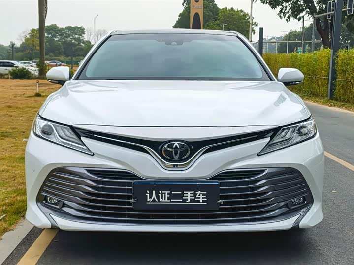 Фото 2 - Toyota Camry