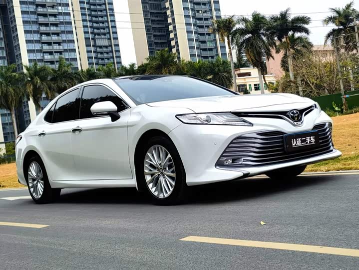 Фото 3 - Toyota Camry