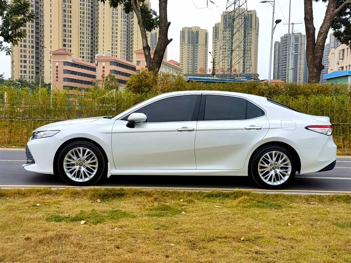 Фото 4 - Toyota Camry