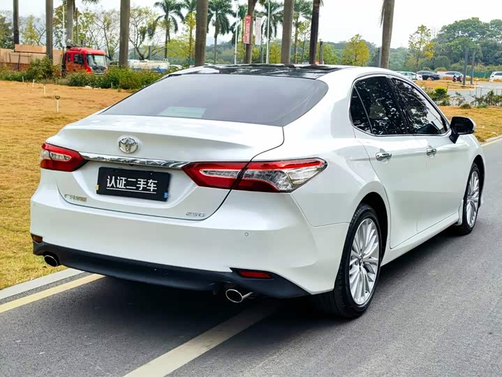 Фото 7 - Toyota Camry