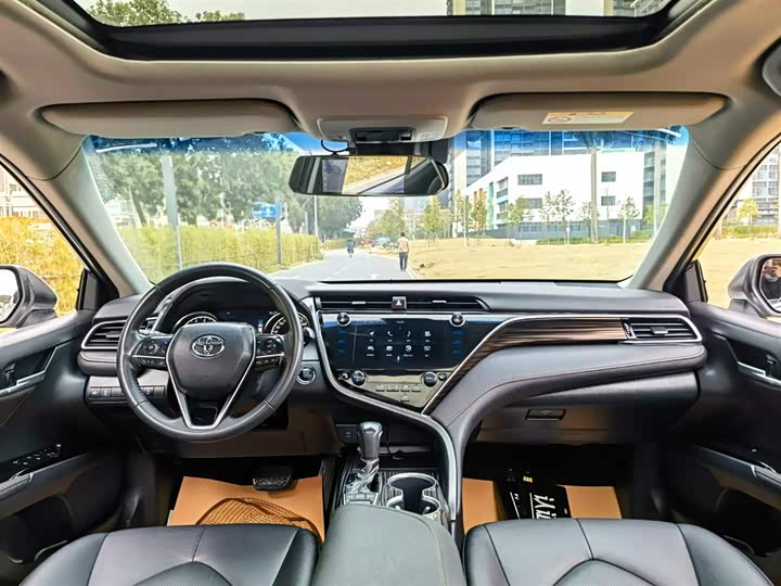 Фото 8 - Toyota Camry