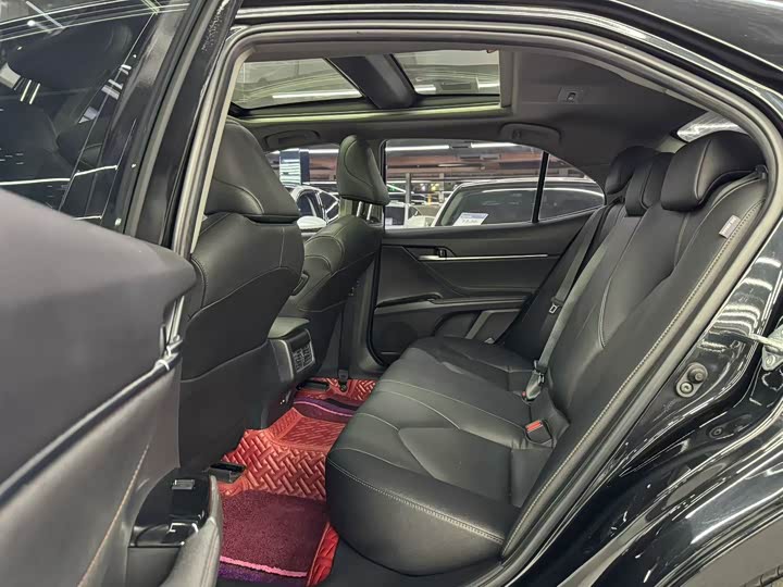 Фото 7 - Toyota Camry