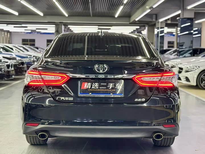 Фото 8 - Toyota Camry