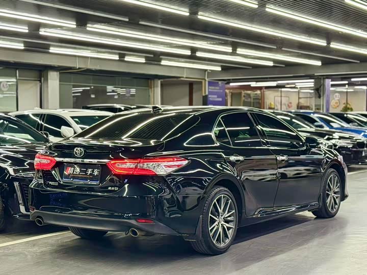 Фото 9 - Toyota Camry