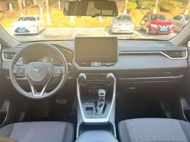 Фото 6 - Toyota RAV4