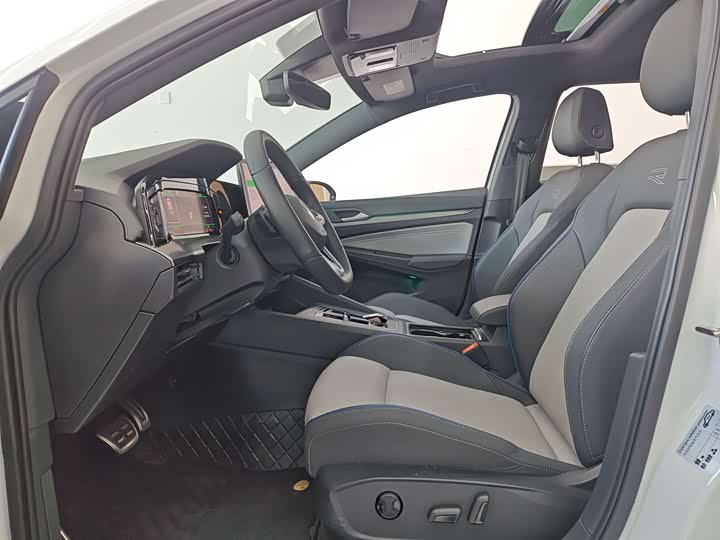 Фото 5 - Volkswagen Golf