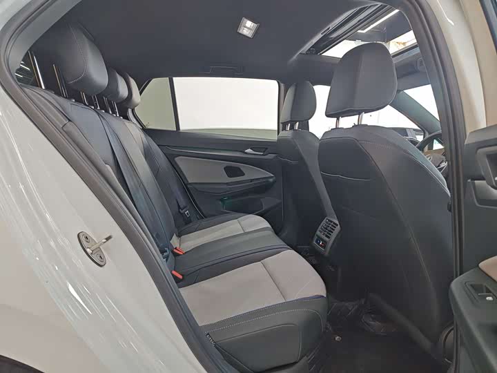 Фото 8 - Volkswagen Golf