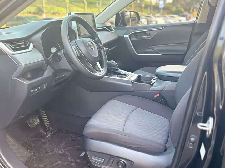 Фото 4 - Toyota RAV4