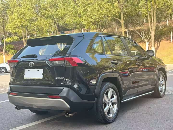 Фото 7 - Toyota RAV4