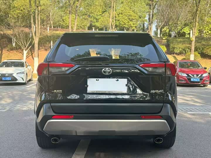 Фото 8 - Toyota RAV4