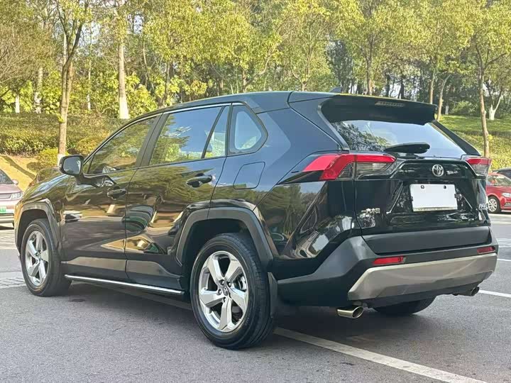 Фото 9 - Toyota RAV4