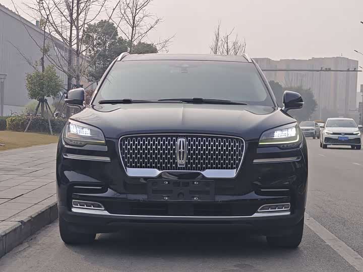 Фото 2 - Lincoln Aviator