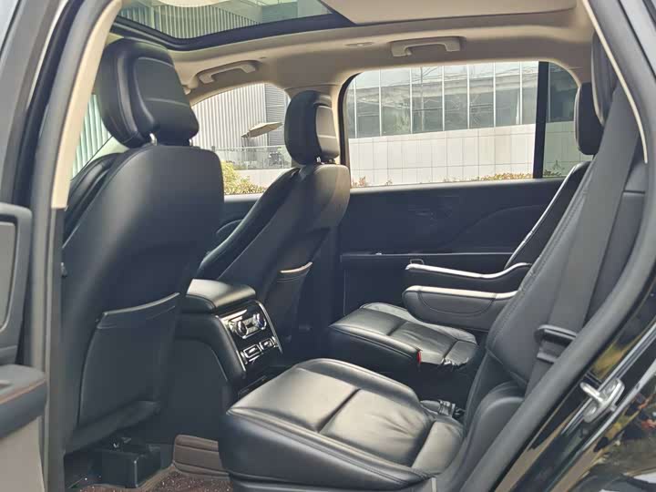 Фото 8 - Lincoln Aviator