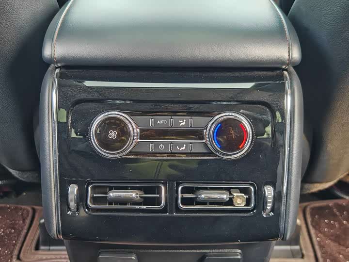 Фото 9 - Lincoln Aviator