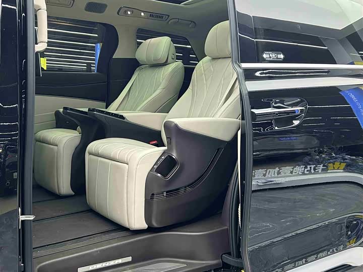 Фото 7 - Denza D9