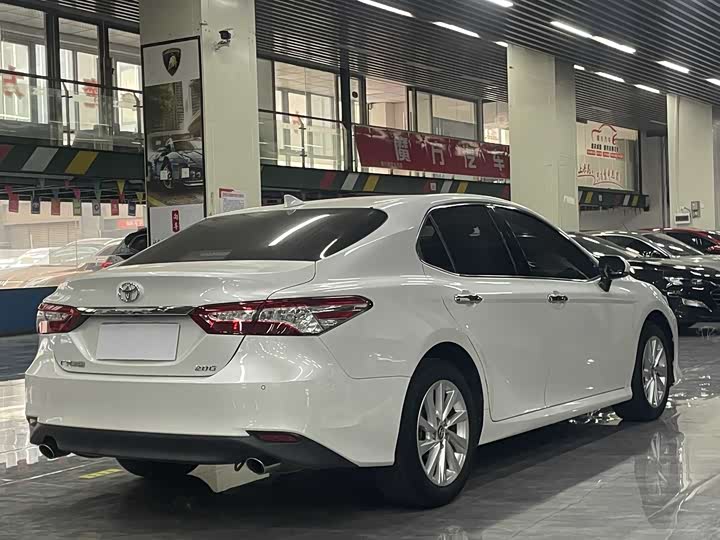 Фото 6 - Toyota Camry