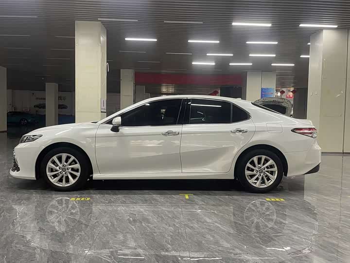 Фото 7 - Toyota Camry