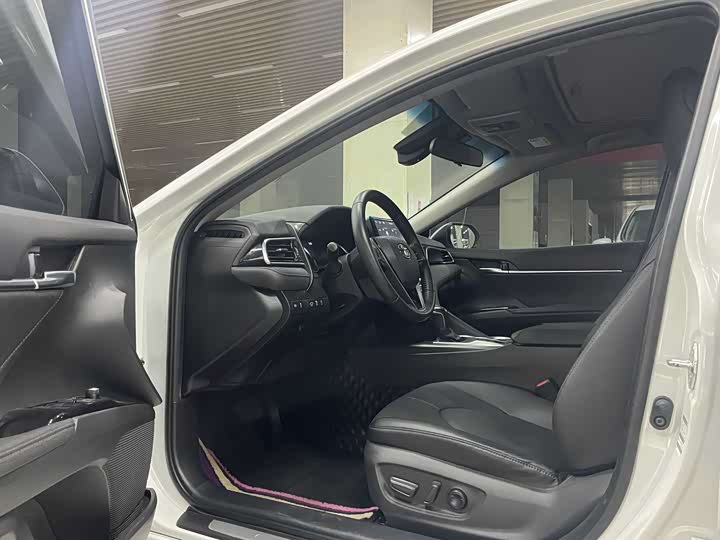 Фото 8 - Toyota Camry