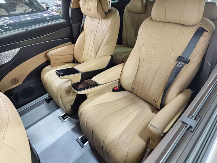 Фото 7 - Denza D9