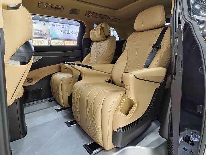 Фото 8 - Denza D9