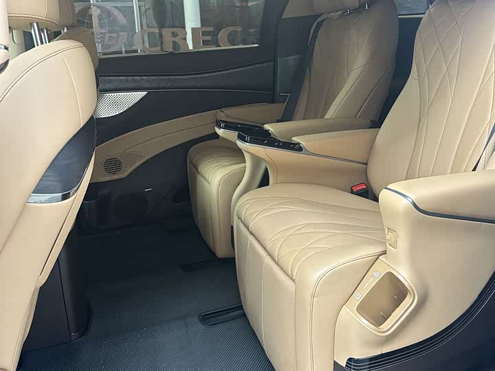 Фото 7 - Denza D9