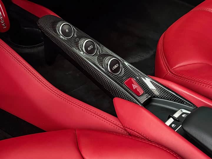 Фото 8 - Ferrari F8