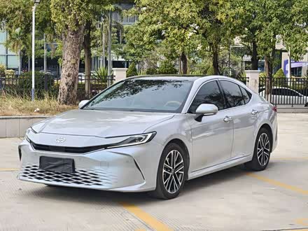 Фото 1 - Toyota Camry