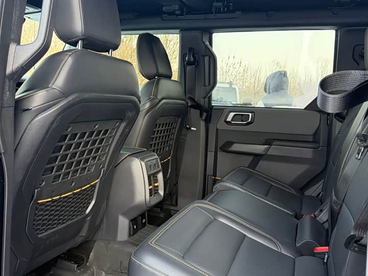 Photo 6 - Ford Bronco