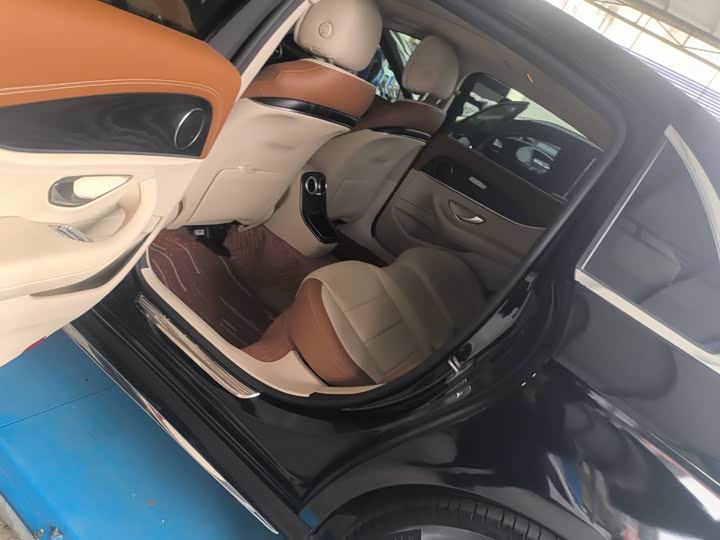 Photo 8 - Mercedes-Benz E-Class