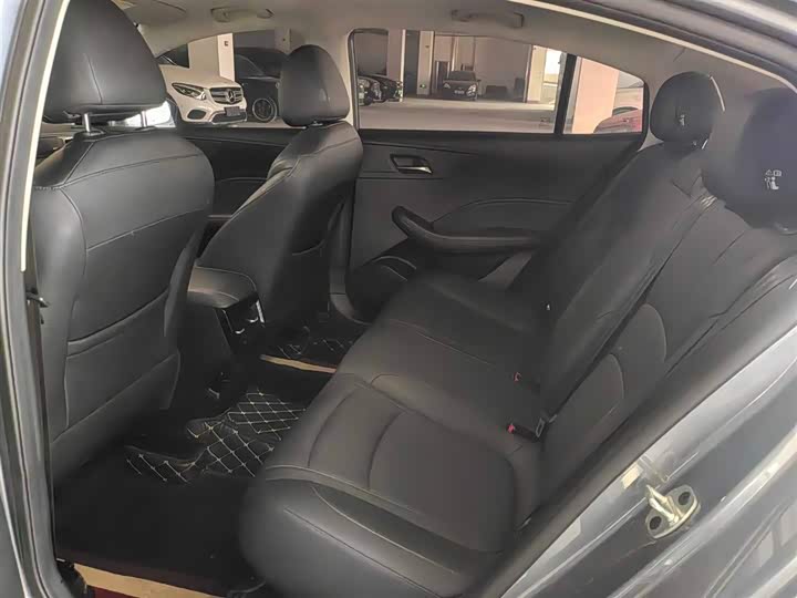 Фото 9 - Roewe i5