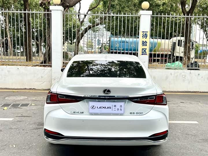 Фото 8 - Lexus ES