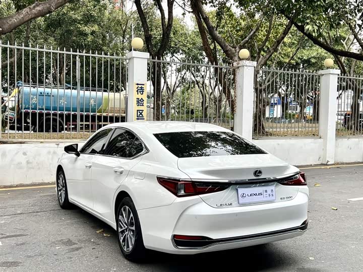 Фото 9 - Lexus ES