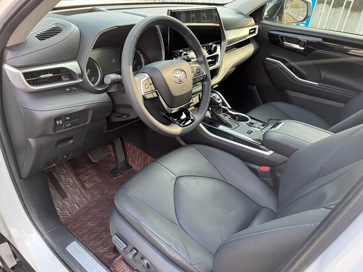 Фото 8 - Toyota Highlander