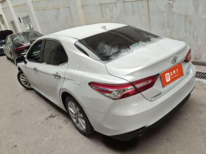 Фото 2 - Toyota Camry