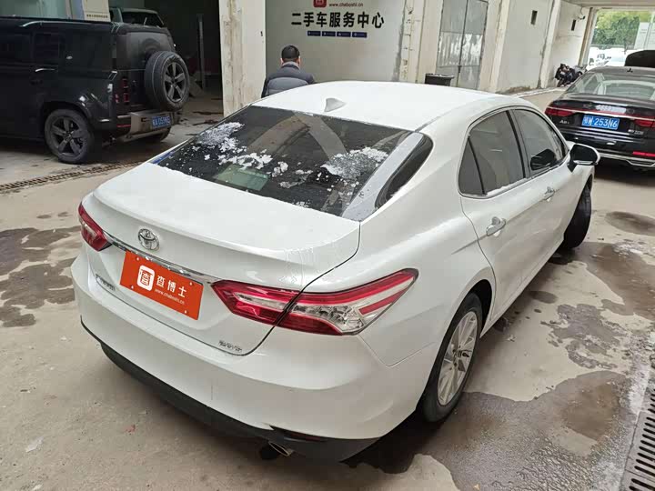 Фото 3 - Toyota Camry