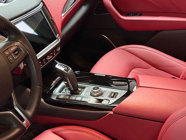 Фото 8 - Maserati Levante