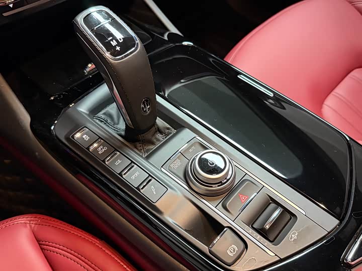 Фото 9 - Maserati Levante