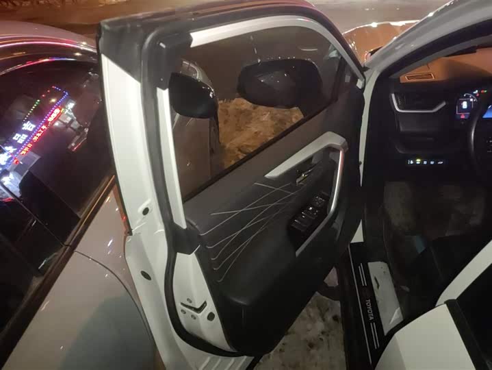 Фото 7 - Toyota RAV4