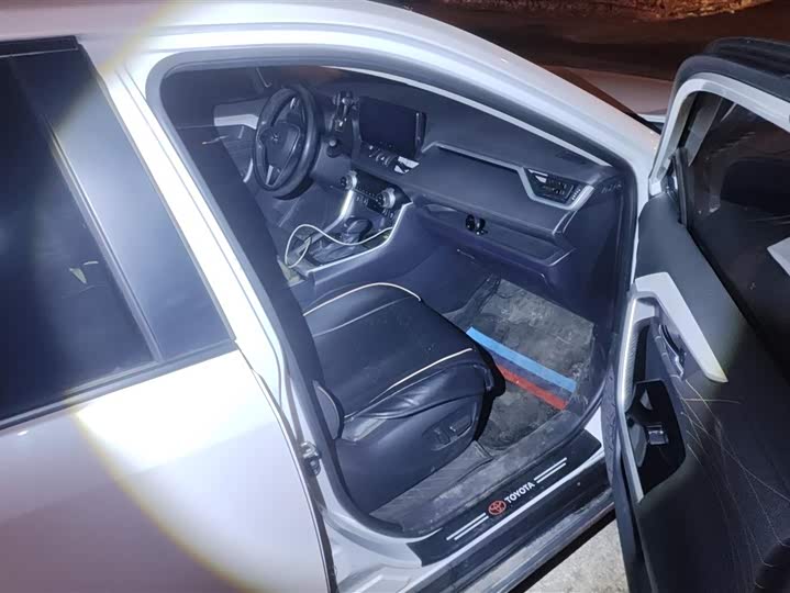 Фото 8 - Toyota RAV4